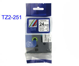 Negro en el casete de cinta laminado blanco de la etiqueta TZ2-251, el ANIMAL DOMÉSTICO y la longitud laminada de los 8m