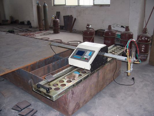 Cortadora portátil de llama del CNC, máquina de poste ligero para cortar el embase ligero de poste