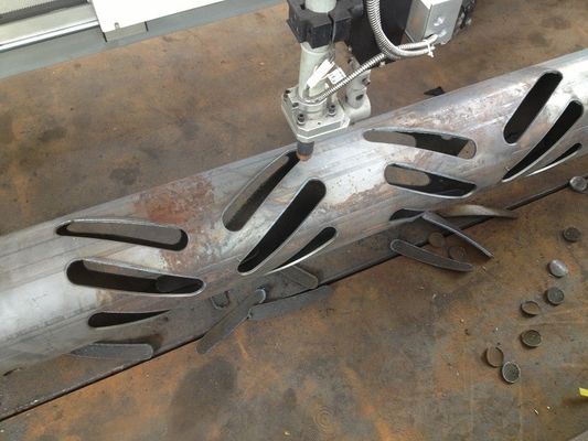 Máquina de corte de puertas de postes ligeros de 2500 mm, máquina de corte de puertas de postes ligeros de plasma CNC