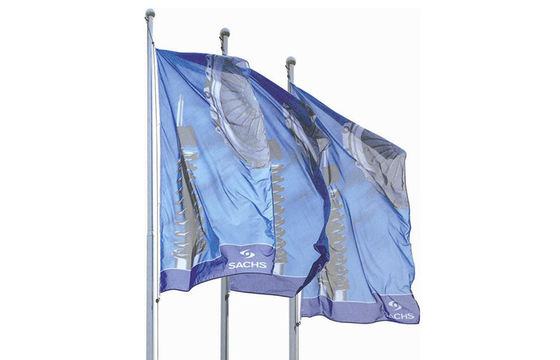 Las banderas de encargo impresas la pantalla de seda de la pluma perfeccionan banderas nacionales de la penetración del tinte