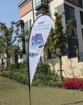 Bandera baja cruzada de la bandera de playa del anuncio de Incuded afuera con el logotipo de encargo
